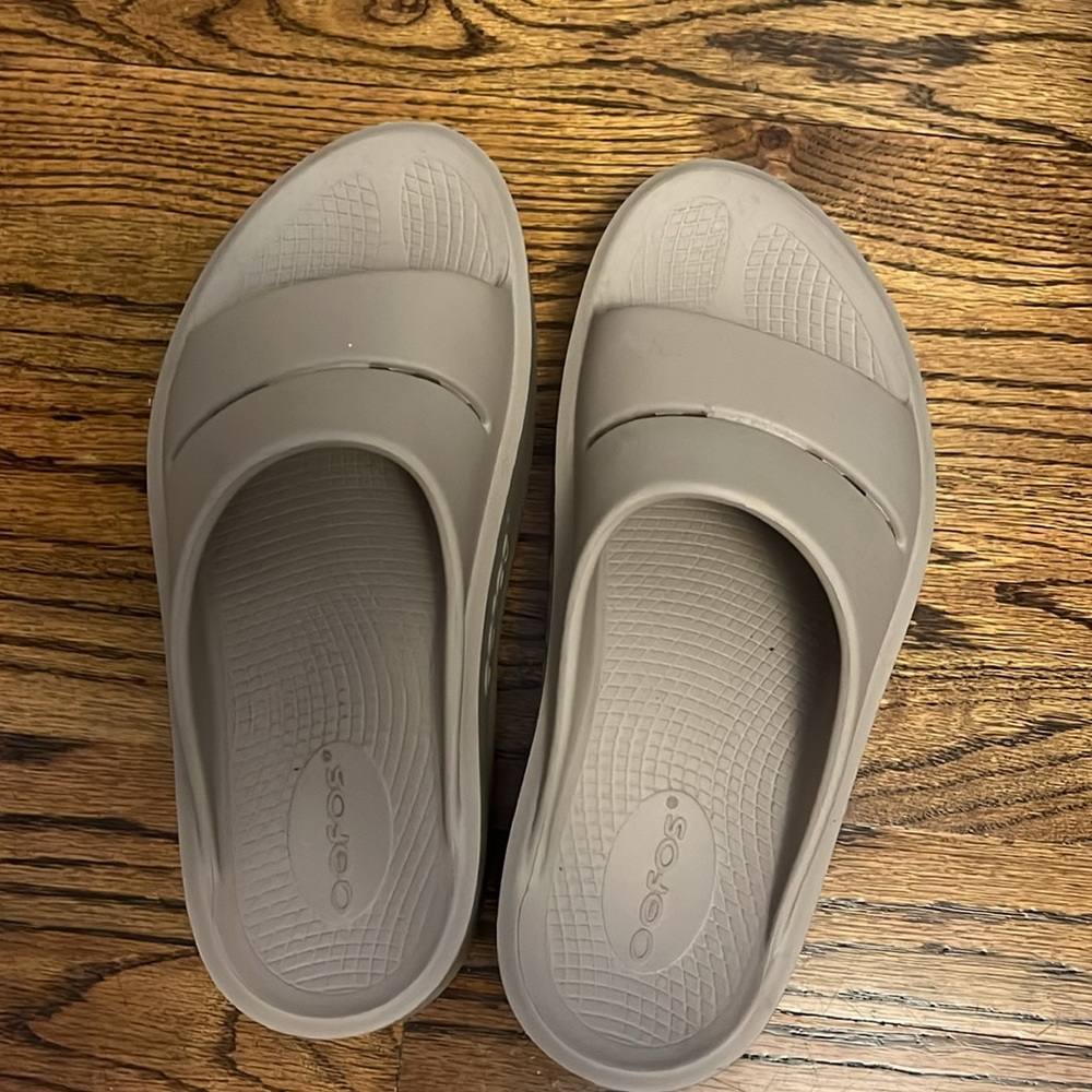 Women’s Oofos Oomega Ooahh Sandal (Tan)